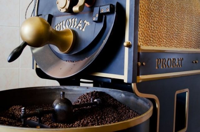 В студии обжарки кофе «КофеОп» проводят экскурсии и даже учат обжарке