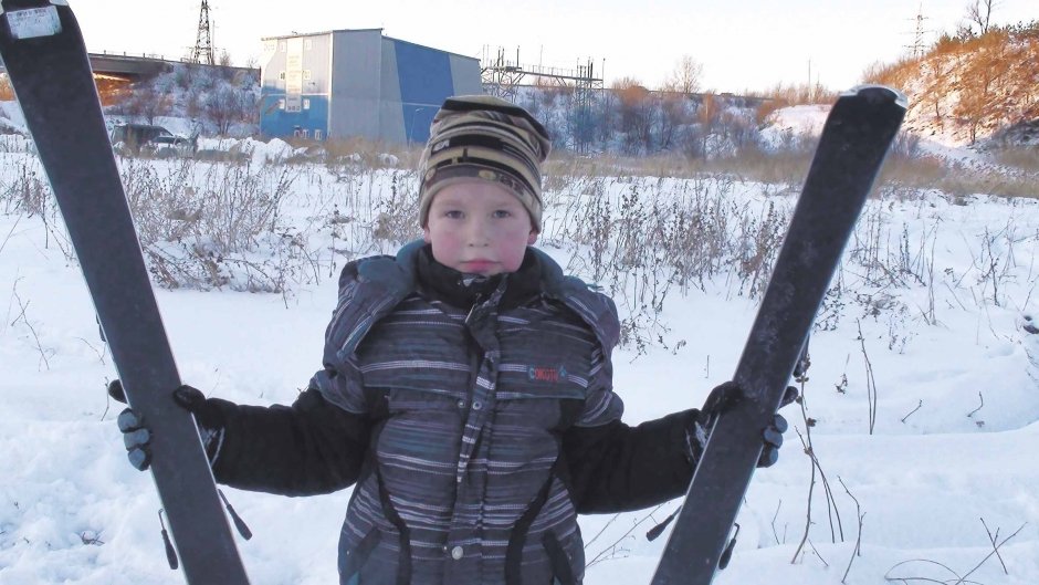 Илья Петров, 7 лет, школьник Сейчас я катаюсь с горки на лыжах, но вообще больше коньки люблю. Я с 5 лет играю в хоккей, занимаюсь на Платинум Арены, так что на коньках очень часто езжу.