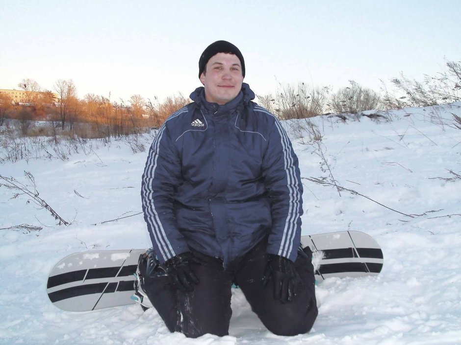 Сергей Голев, 30 лет, контролер торгового зала Сегодня первый раз осваиваю сноуборд, упал уже раз 20, но все равно сегодня на нем поеду! Очень люблю зимой  выходить на лед, постоянно катаюсь на коньках.