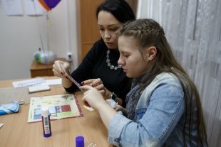 В Сургуте состоялся мастер-класс по изготовлению рождественских ангелочков для тяжелобольных детей. 