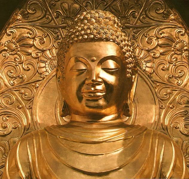 Миниатюрная статуэтка основателя буддизма появилась в одном из дворов на центральной улице Сургута.