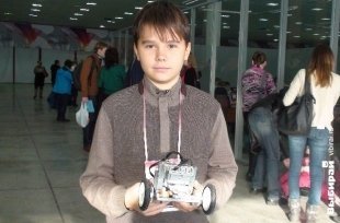Сенотрусов Денис, 12 лет. Математический лицей г. Хабаровск. Это очень интересно и в будущем может получиться хорошая профессия. Мой робот очень быстрый, его зовут Кузнечик и я хочу победить!