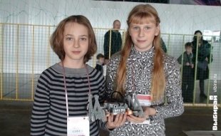 Линова Даяна, 9 лет, Герасимова Катя, 10 лет, 42-я школа г. Уссурийск. Нашего робота зовут Вася. Мы любим конструировать, соединять проводочки. У нас очень умные папы и нам любовь к технике передалась по наследству.