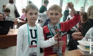 Толокань Никита, 8 лет, Донцов Игорь, 8 лет, школа "ДАР", г. Хабаровск. Мы хотим узнать больше, больше собирать и программировать не только лего роботов. Мы хотим научиться программировать роботов так, чтобы они приносили людям пользу и делали для них хорошие дела!