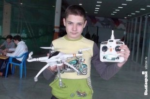 Абузов Ярослав, гимназия № 7 г. Хабаровск. Я хожу на авиамоделирование, а это робот моего учителя. Дома я делаю авиамодели и учусь программировать лего роботов. Я из лего Очень люблю конструировать!