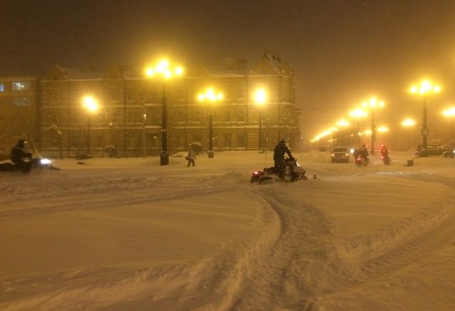 По выпавшему в Хабаровске снегу проехать можно только на снегоходе