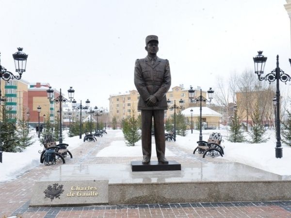 В Астане торжественно открыли памятник, посвященный Шарлю де Голлю