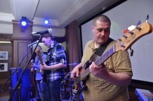 В арт-клубе Sadre выступили с концертной программой Алексей Лебедев и группа Acoustic Band.