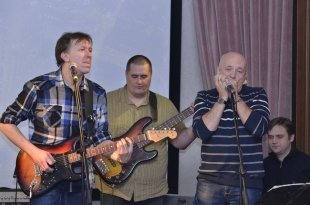 Сюрпризом для зрителей было выступление в программе блюзового музыканта-харпера Сергея Владимирова.