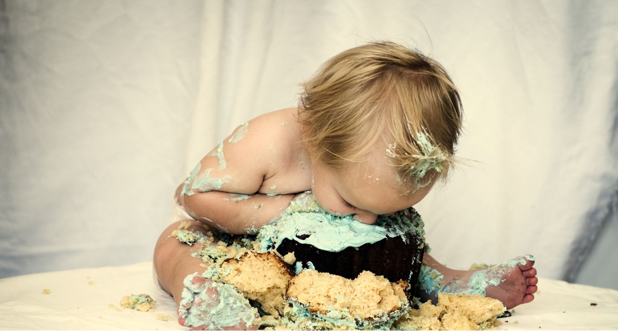 Ребенок ест торт