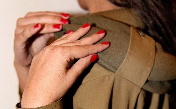 ЦАХАЛ разрешил женщинам-контрактникам красить ногти в красный цвет