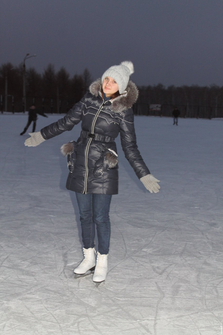 Екатерина, 20 лет, студентка Во-первых, Дед Мороз уже в годах — ему тяжко на коньках всю ночь колесить. Во-вторых, на коньках нельзя увезти очень большой мешок.