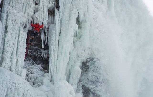 Видео дня: альпинист покорил замерзший Ниагарский водопад