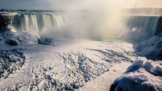 Видео дня: Замерзший Ниагарский водопад, вид с беспилотника