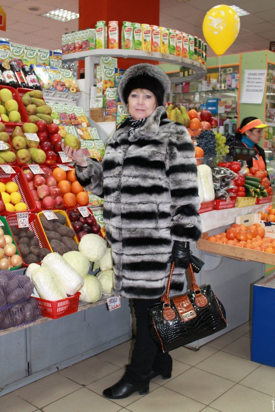 Елена, 50 лет, заведующая гипермаркетом Покупаю мясо, поэтому я хищница. Если бы выбор ограничивался несколькими продуктами, то взяла бы только мясо и фрукты.
