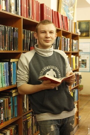 Вячеслав, 23 года Библиотека им. Люгарина, Филиал №6 Меня привлекает запах, переплет, ощущение бумаги. Читаю сейчас «Войну и мир».