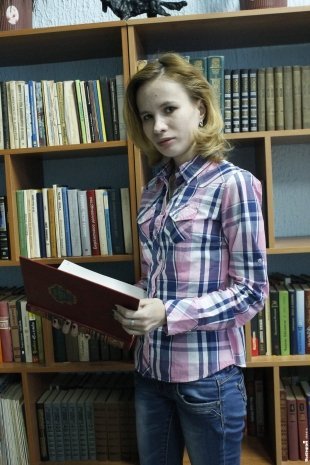 Юля, 29 лет Библиотека им. Люгарина, Филиал № 6 От бумажных книг глаза устают меньше, сейчас читаю «Мастера и Маргариту» из домашней библиотеки.