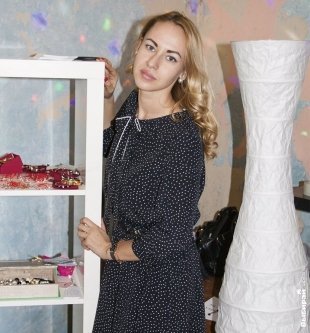 Юлия, 25 лет, руководитель проектов в банке: «Красные ниточки удачи. Они делают людей счастливее».