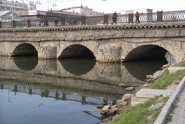 Городские власти организуют проход под каменным мостом на Малышева