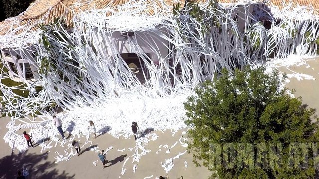 Видео дня: Дом телеведущего забросали четырьмя тысячами рулонов туалетной бумаги