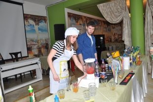 "Крутые домохозяйки" на последних занятиях готовили коктейли, лимонады и делали очень вкусный пирог