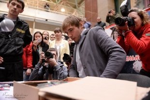 Автограф-сессия с Антоном Шипулиным