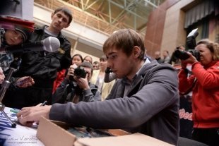 Автограф-сессия с Антоном Шипулиным