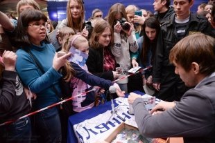 Автограф-сессия с Антоном Шипулиным