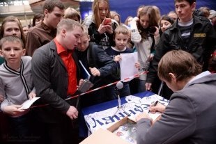 Автограф-сессия с Антоном Шипулиным