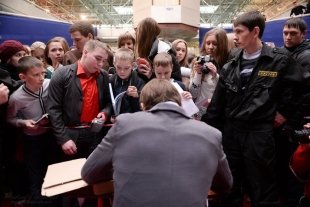 Автограф-сессия с Антоном Шипулиным