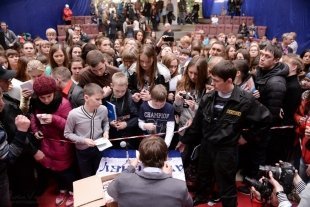 Автограф-сессия с Антоном Шипулиным
