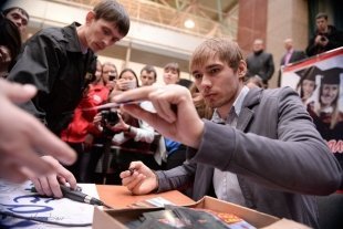 Автограф-сессия с Антоном Шипулиным