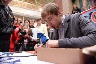 Автограф-сессия с Антоном Шипулиным