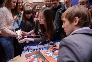 Автограф-сессия с Антоном Шипулиным