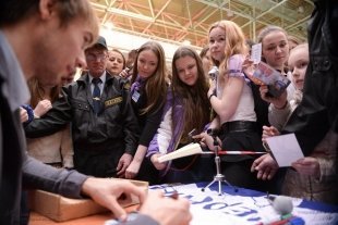 Автограф-сессия с Антоном Шипулиным