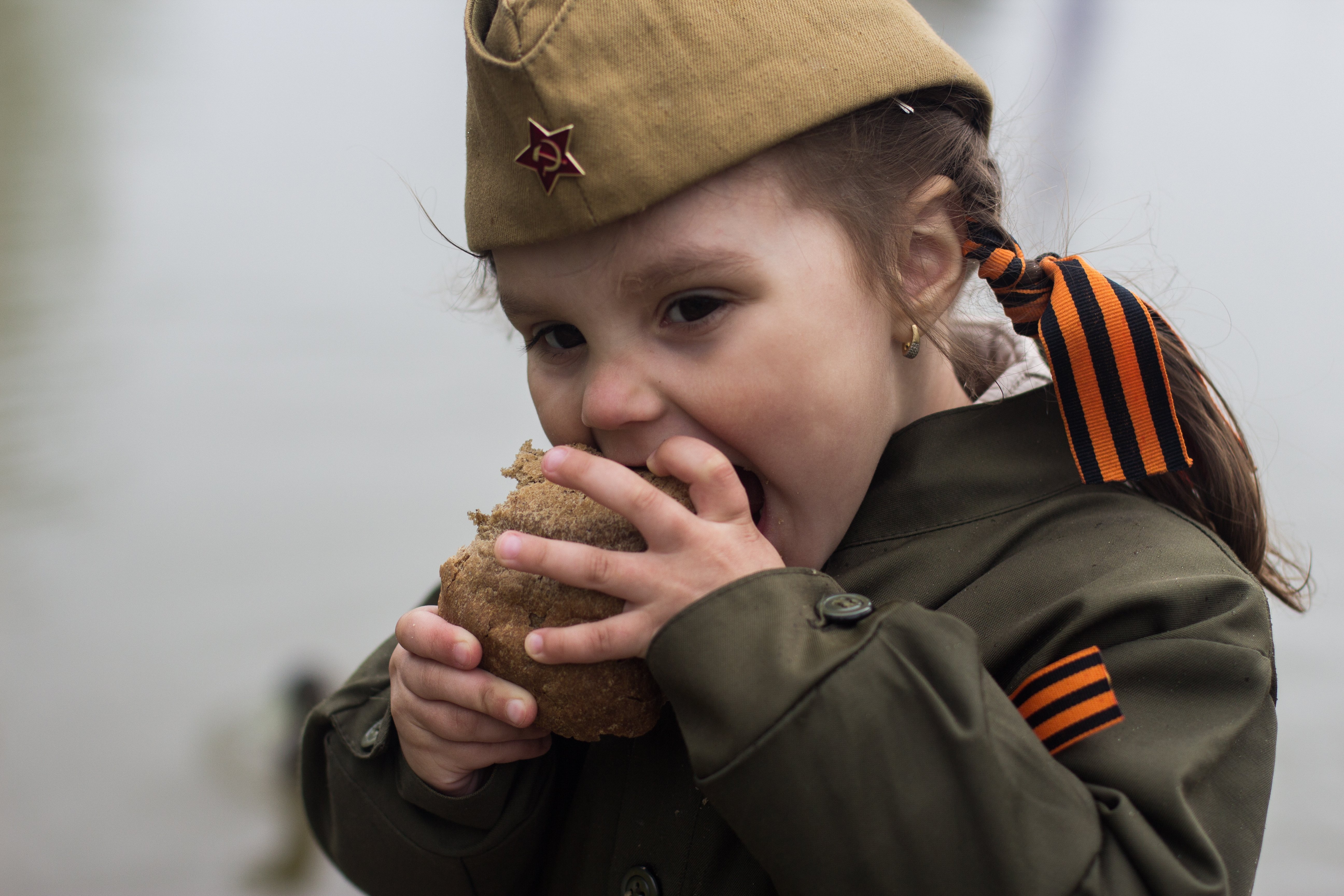 Как называется 9 мая. Почему 9 мая день победы. С днем победы открытки красивые. Книга памяти великой отечественной войны. Красные гвоздики и ветераны.