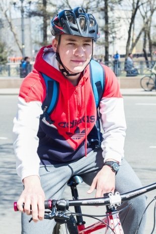 Кирилл, 17 лет. Я надеюсь, что  больше людей приобщаться к велоспорту этим летом.