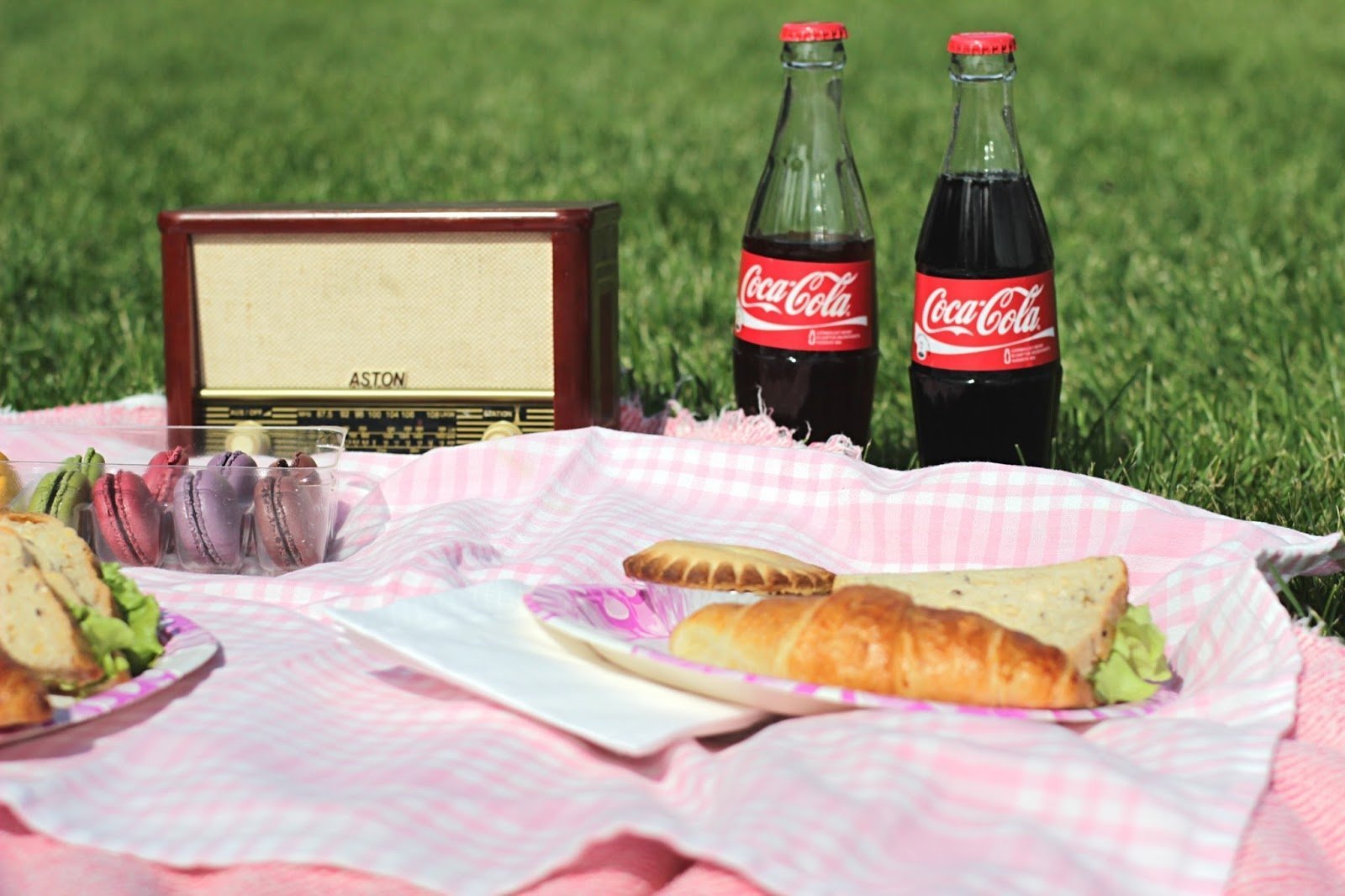 Город еды. Пикник с Кока колой. Пора на пикник. Picnic реклама. Кока кола на природе.