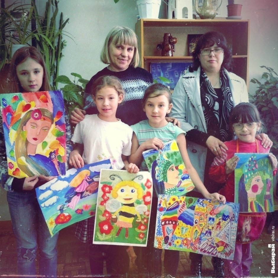 Елена Григорьевна, руководитель студии живописи, графики и дизайна Детство уходит во взрослую жизнь. Моя работа с детьми интересна: от каждого рисунка маленьких художников заряжаюсь детством.