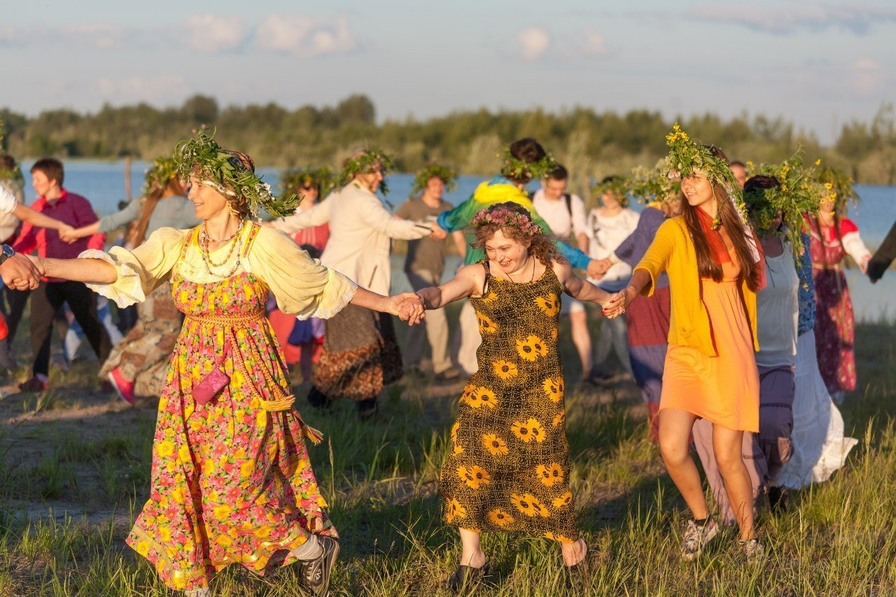 Что такое народный праздник. Народное гуляние. Русские народные гуляния. Праздник в деревне. Фольклорный праздник.