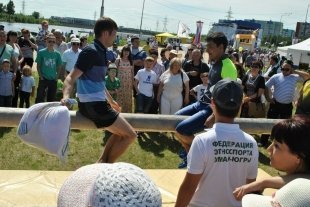 21 июня, в рамках  традиционного праздника татар и башкир «Сабантуй» прошел "Открытый  чемпионат  г. Сургута  по  перетягиванию  палки".