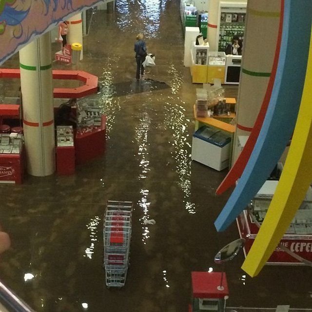 В Челябинске сильный дождь затопил некоторые улицы