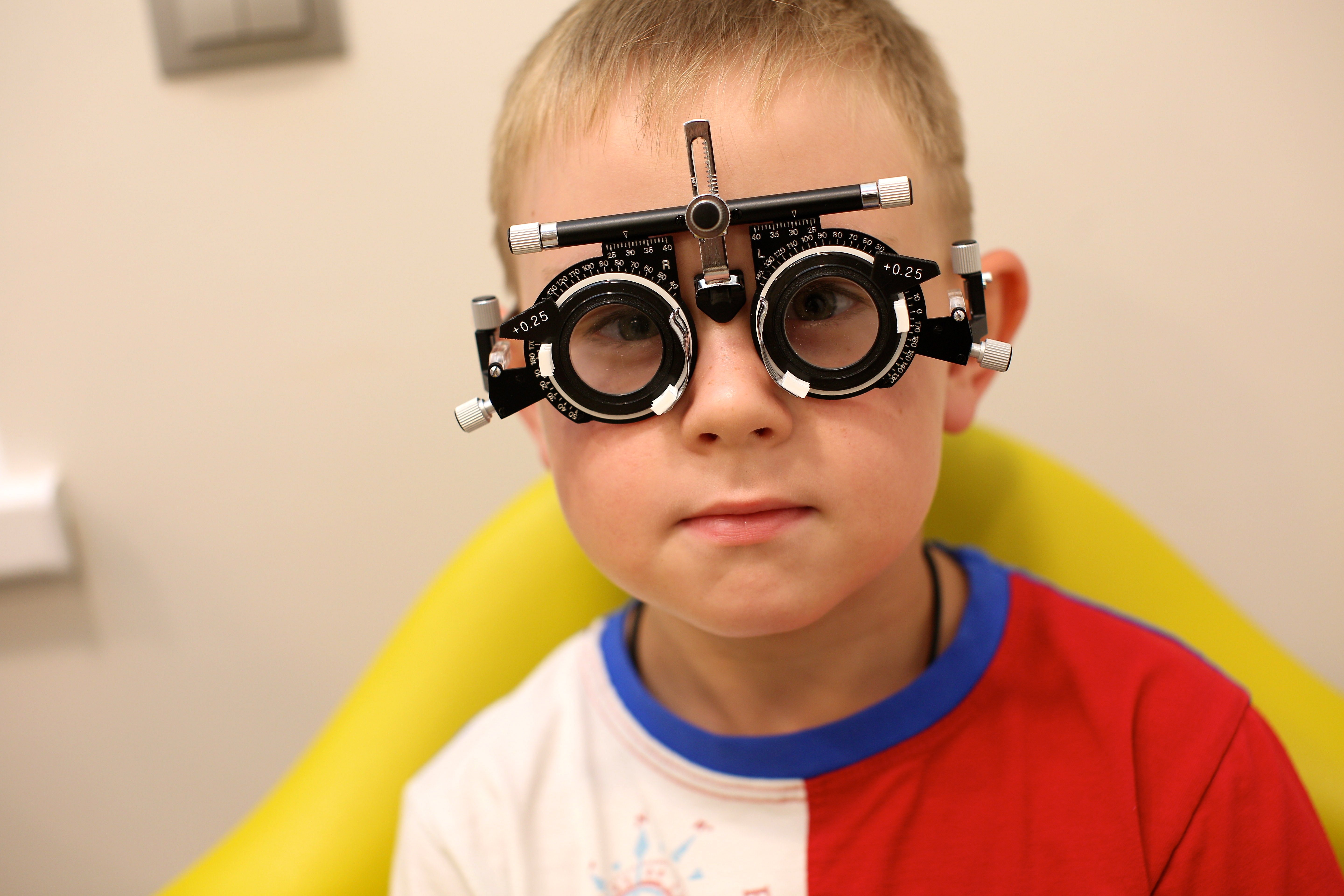 10 зрения у ребенка. Дети с нарушением зрения. Детские очки для зрения. Очки для слабовидящих. Очки для слабовидящих детей.