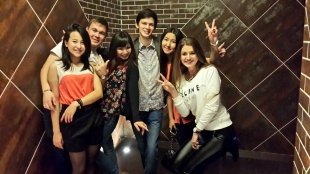 Ким Алина с друзьями в клубе Fabrick