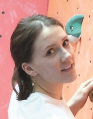 Алена Галунина, монтажник-высотник 4 разряда ООО «Уфа-строй»: «Хоть рассветы наблюдать приходилось и не так часто, а вот самыми красивыми закатами я любовалась с панорамных крыш многоэтажек нашего прекрасного города. Из тех, что никогда не забуду, был вид закат с крыши 16-этажки, расположенной напротив Акбузата. Оттуда даже просто вид на город открывается потрясающий, а закат волшебный. В такие моменты кажется, что ты ближе к небу и ради этого стоит задержаться на работе.» 