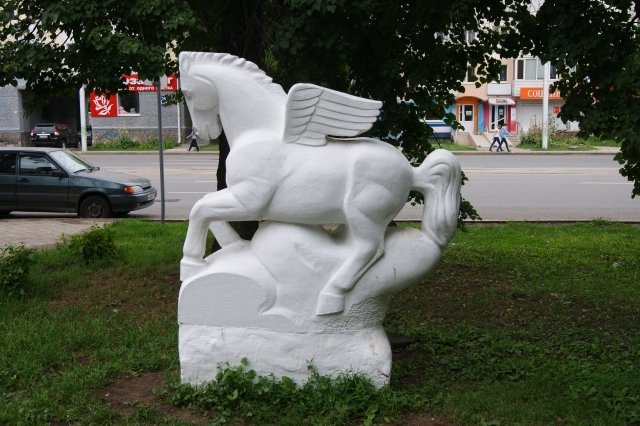 Пять крылатых скульптур