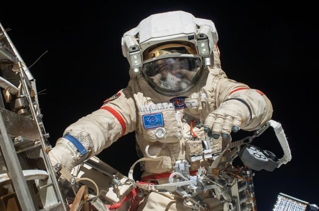 NASA покажет выход россиян в открытый космос онлайн