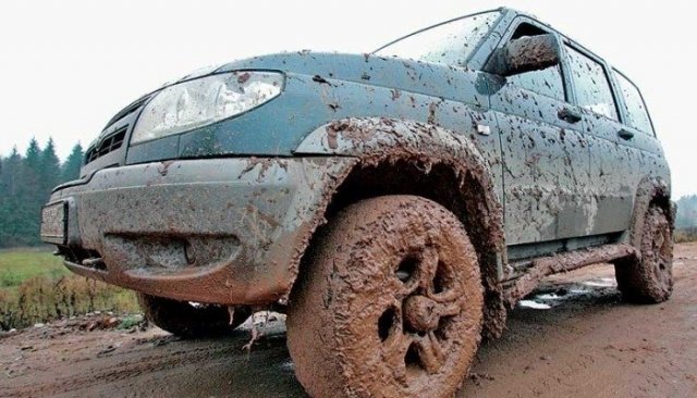 Водителей теперь штрафуют за грязные колёса авто