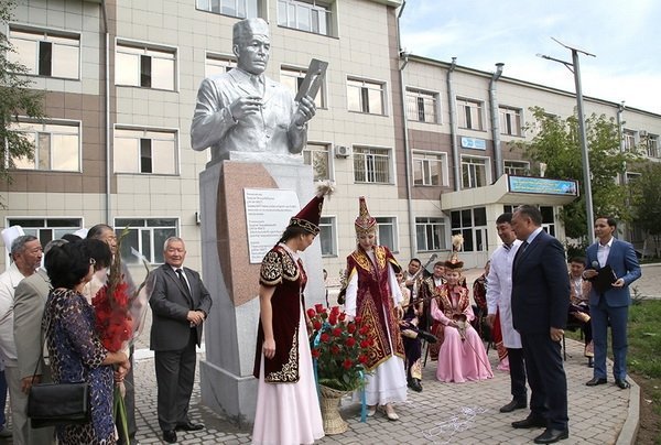 В Караганде открыли памятник Хафизу Макажанову