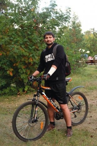 Артур, 23 года, инженер-конструктор, велосипедист-холостяк. Мечтает нормально отдохнуть, за лето не получилось. «Хочу получить права категории AB, скоро уже пойду учиться. А выучусь — куплю мотоцикл». 